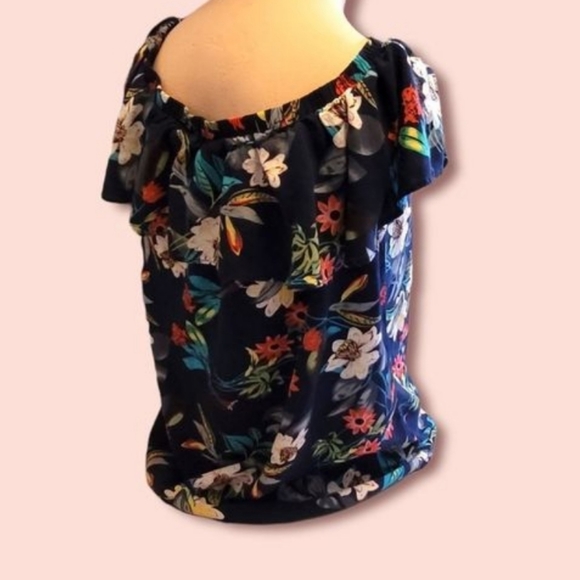 Floral frill off the shoulder tee size large - Picture 2 of 2